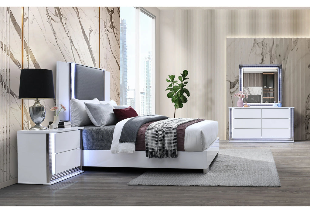 Ylime Smooth White Queen Bed Group