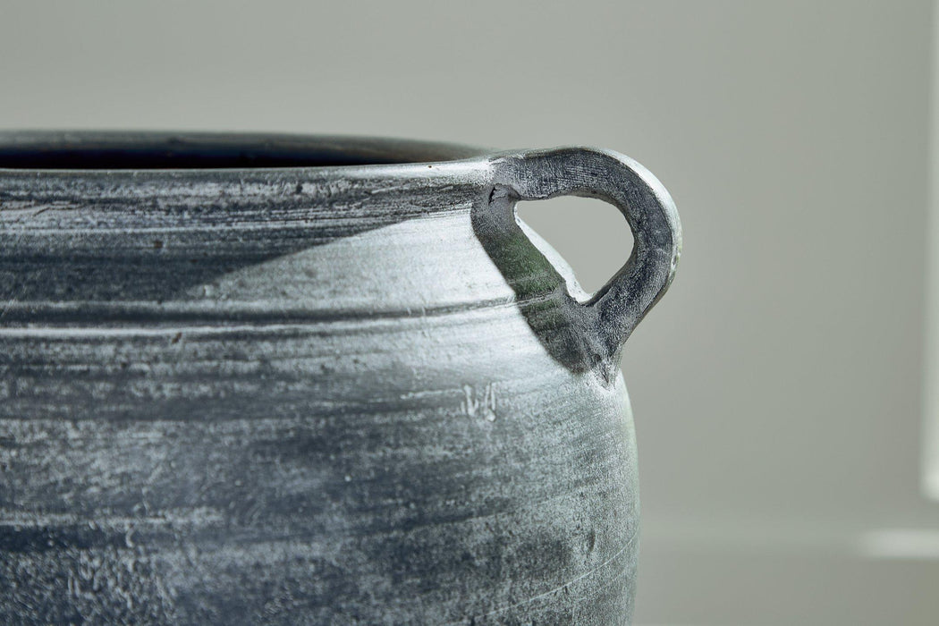 Meadie Vase - Levi's Discount Furniture (Vineland, NJ)